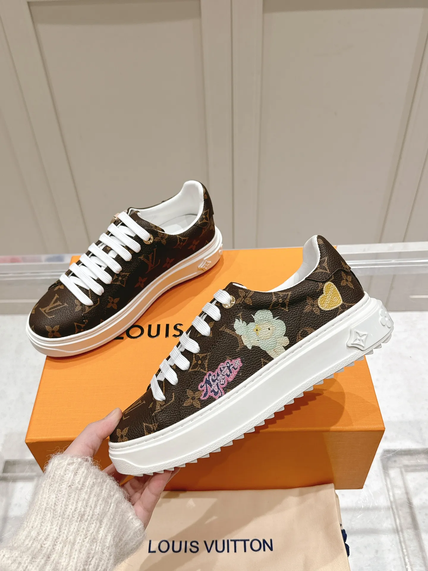 👟👟Ex-factory price 560👟👟 LV new white shoes, four-leaf clover🍀sunflower🌞 charm, add naughty and lively color to simple white shoes, easy to wear and durable, code number: 35+40 (41 customized)